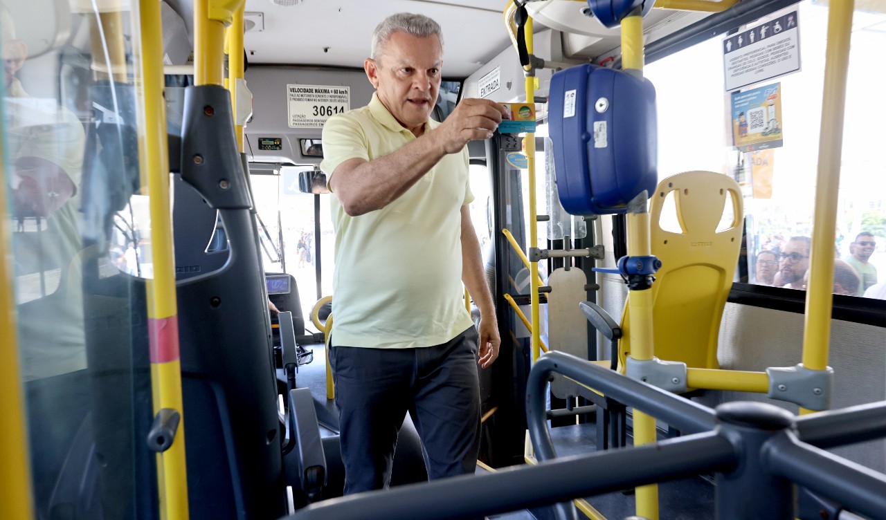 sarto dentro do ônibus